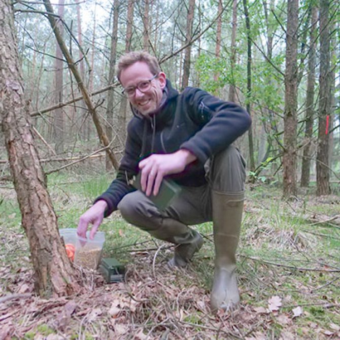 <L CODE="C08"> Sander Koenraadt</L> collecting ticks on mice in the forest
