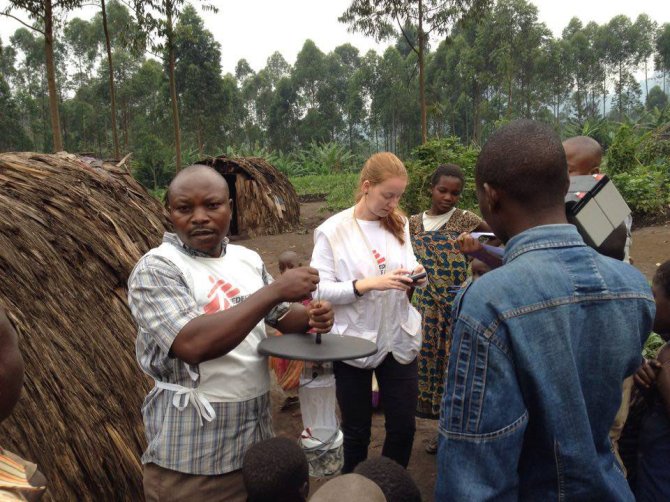 Jeanine Loonen places malaria mosquito traps with Doctors without borders (MSF) in the Democratic Republic of Congo.<L CODE="C05"> Read more</L>
