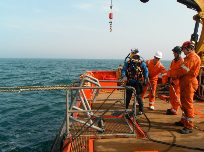 IMARES diver supported by a commercial dive crew (photo by ENGIE)