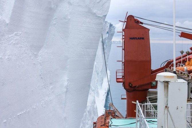 The hose for pumping fuel is all that we see of what’s happening on top of the shelf ice, where the Neumayer crew is handling the fuel containers. 