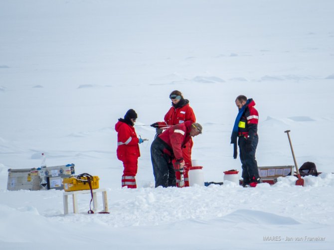 Het ICEFLUX team aan het werk op het eerste “ijs-kamp”: Julia, Giulia, André en Anton tijdens het boren door het ijs. Met succes werd een flink aantal ijscores en watermonsters verzameld. 