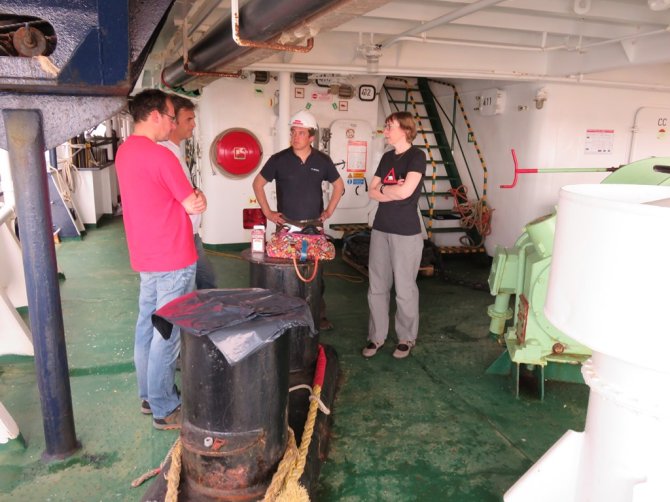 Annette, Frits en Hans druk in overleg met de operations manager van Oceanwide Expeditions voor het bepalen van een geschikte locatie voor de labtafels.