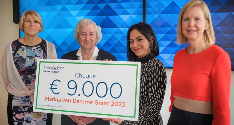 Winner of the 2022 grant Adita de Haan with Ms. van Damme, jury member Margrethe Jonkman and director of the University Fund Lies Boelrijk