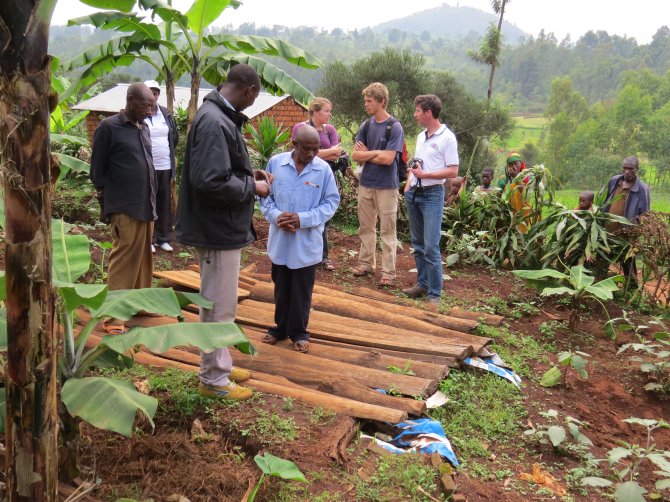 Students working with local farmers in Burundi in an Integrated Farm Planning project, using the PIP approach developed by the SLM group and WENR.