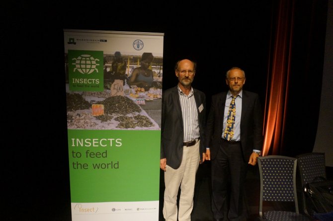 Links: Arnold van Huis (Wageningen University), rechts: Paul Vantomme (FAO)