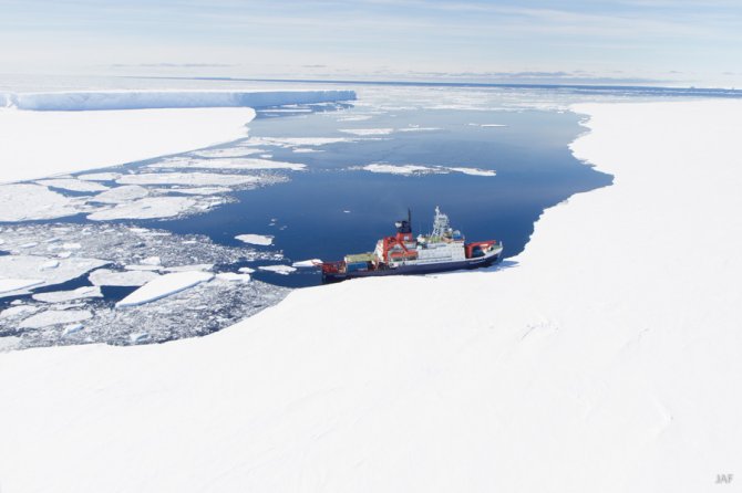 Polarstern has made a big dent in the fast ice, which started at the end of the iceberg on the left, but was unable to make it all the way to the shelf ice