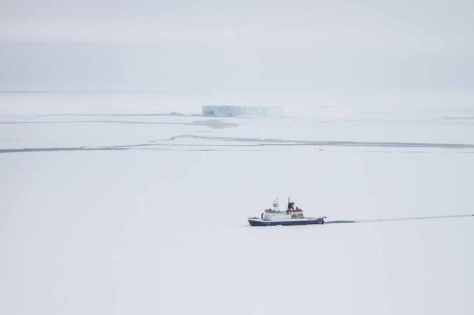 Onderzoeksschip Polarstern in het winterse zee-ijs van de Weddell Zee. Foto: Jan Andries van Franeker