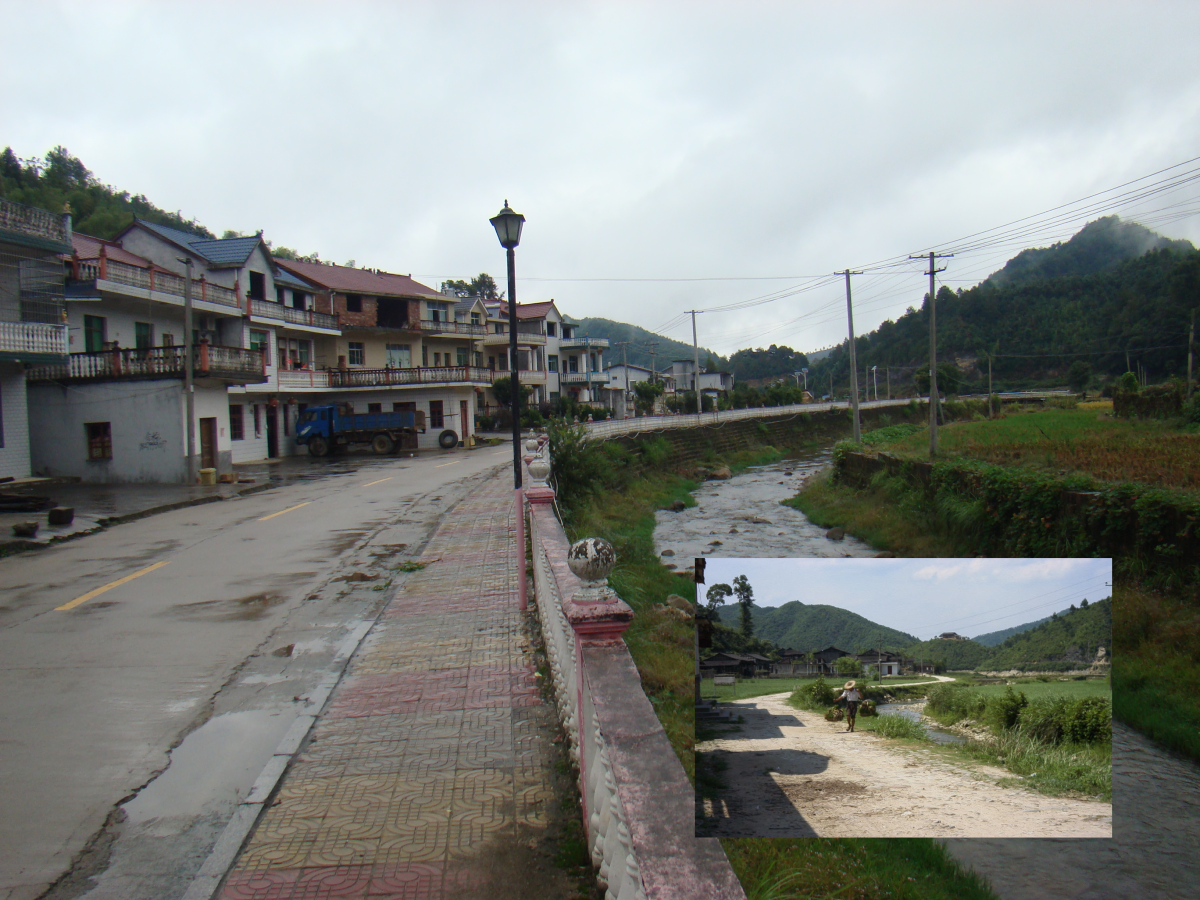 De toegangsweg naar Shangzhu Village, in 2018 en 2000, laat de snelle ontwikkeling van het Chinese platteland zien. Foto's: Nico Heerink.