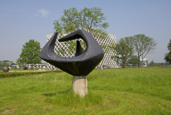 De sculptuur Driepuntig beeld van Hans Ittmann staat op de campus bij gebouw Atlas. Meer info: <L CODE="C11">Kunstroute Wageningen Campus</L>. Foto: WUR
