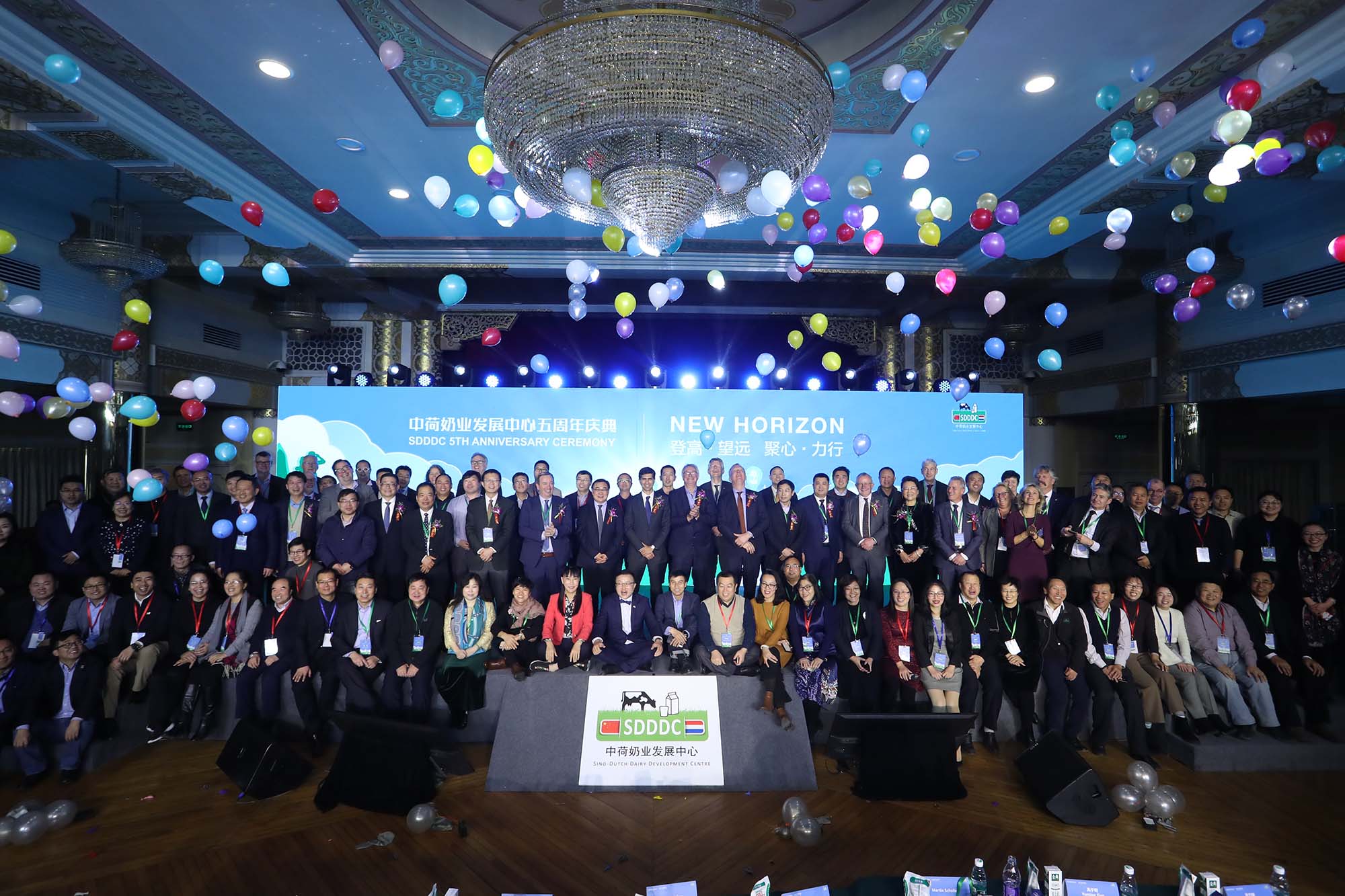 Het vijfjarig bestaan van SDDDC in 2018 in Beijing. Kees de Koning staat met professor Li Shengli boven de vrouw met het feloranje jasje. Foto: SDDDC