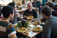 Studenten genieten van maaltijd van 'lelijke' groenten