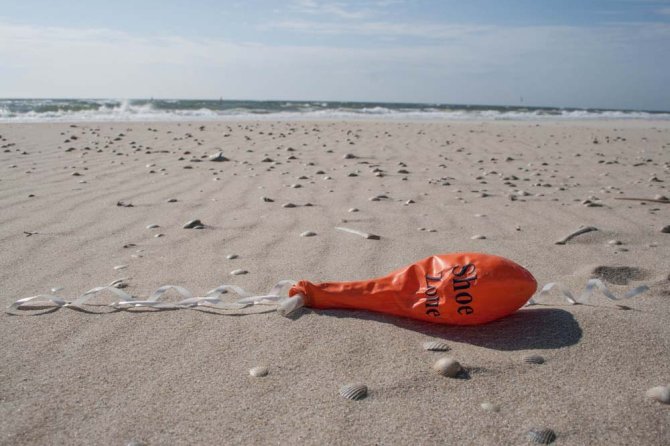 Also British balloons are frequently found on Texel beaches: here a balloon from the UK shoe supplier ‘Shoe Zone”.