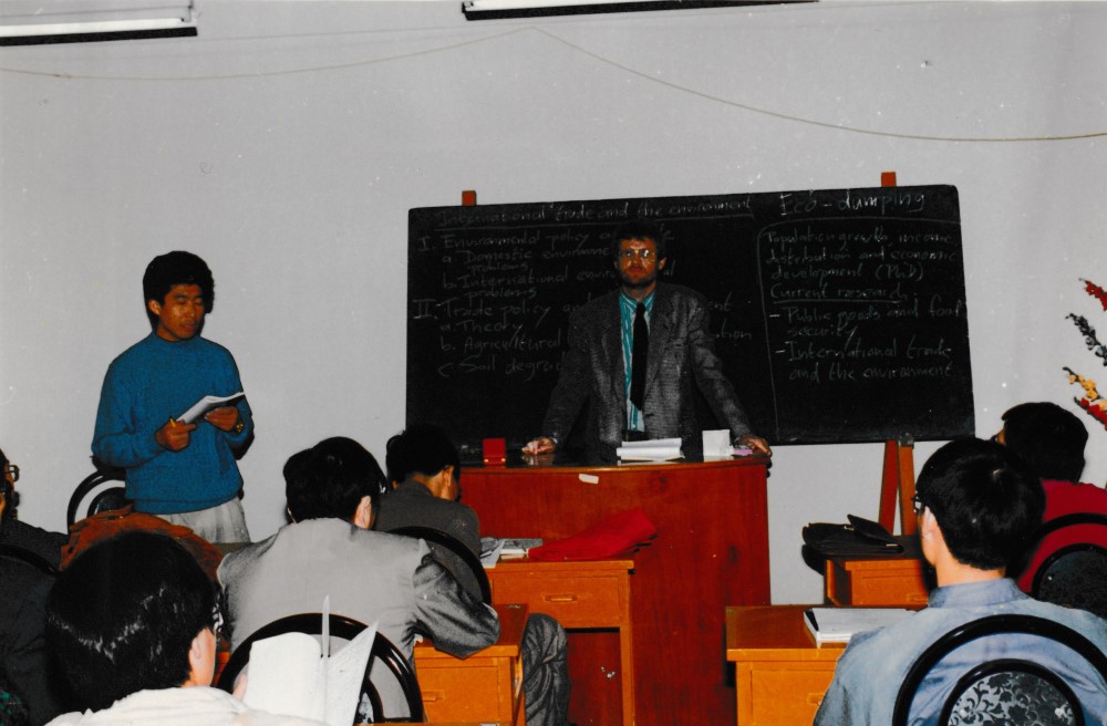 The first lecture given by Nico Heerink in Nanjing in 1995; on the left Futian Qu. Photo: Nico Heerink