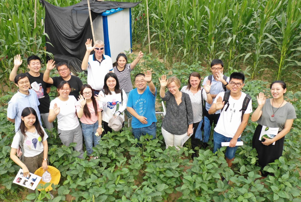 A group of PhD candidates and supervisors at an experimental station in China. Fifth from left: professor Carolien Kroeze. All the way at the back: Oene Oenema. Photo: CAU/WUR