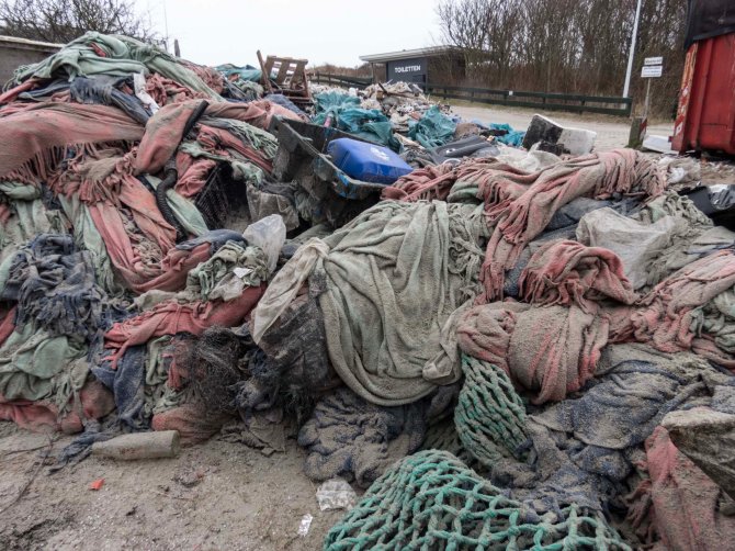 9. Naast afval uit verloren containers, ligt er hier en daar op een grote hoop fleece dekens ook ‘normaal’ zwervuil van het strand, bijvoorbeeld zware trawl netten, jerrycans en viskisten. 