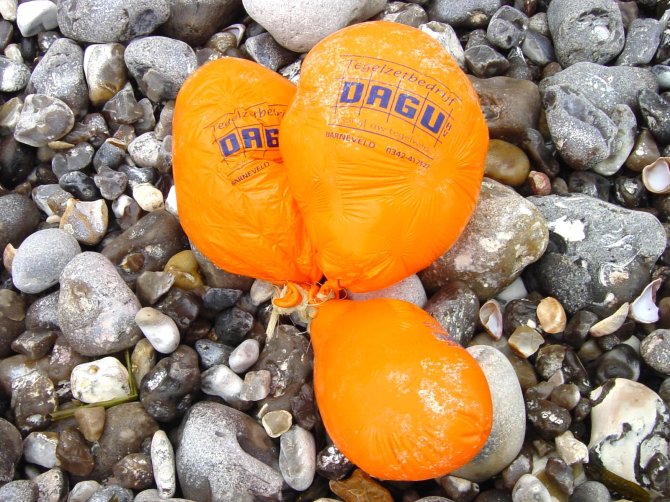 Voorbeeld van ballonnen, aangespoeld in Normandië na een Koninginnedag.