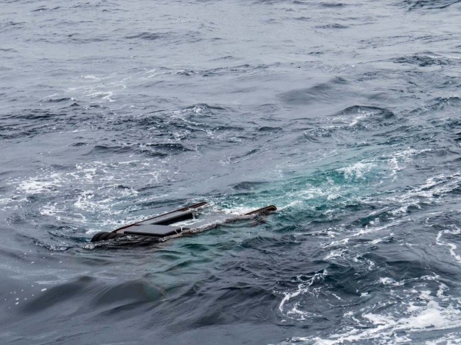 SUIT zijwaarts uitscherend, schuin achter Polarstern.