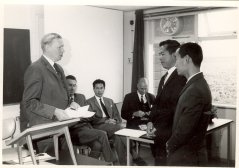 Int. Nem Course, uitreiken van de diploma's in de collegezaal in 1968.jpg