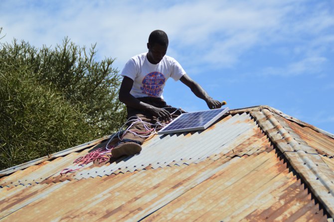 Installatie van een zonnepaneel voor de Solarmal muggenval