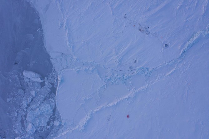 Nieuwe scheuren in het ijs zijn duidelijk zichtbaar van bovenaf (Credit: Manuel Ernst/Alfred Wegener Instituut).