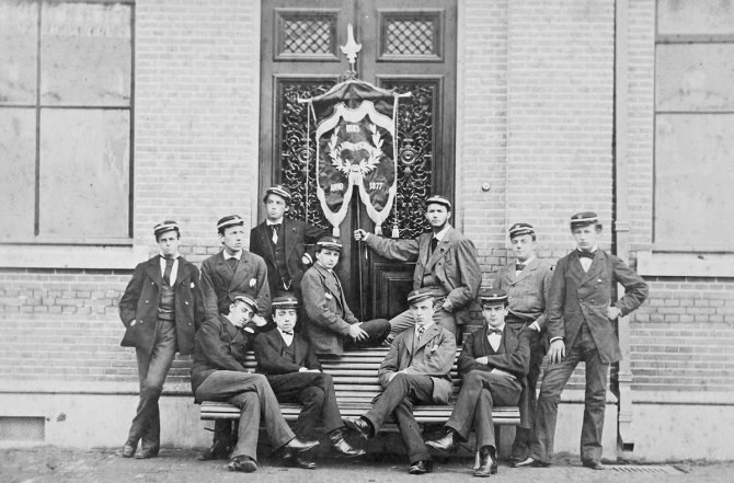 Eerste studenten Landbouwhogeschool in 1879 bij hoofdgebouw met vaandel