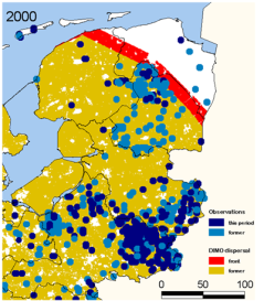 Populaties van Juncus tenuis (zomprus) in 2000 (blauwe stippen) voor Noord-Oost Nederland. De rode kleur geeft het potentiële verspreidingsgebied voor de soort volgens DIMO, aannemend dat heel Nederland exclusief de steden geschikt habitat is.