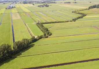 Water door een landschap