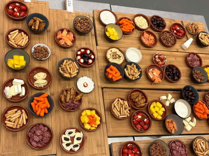 In a behavioural experiment, participants received 12 products with fictive expiry dates (eight expired, four non-expired), and were asked to prepare a snack platter with these products as long as they were still good to eat.   