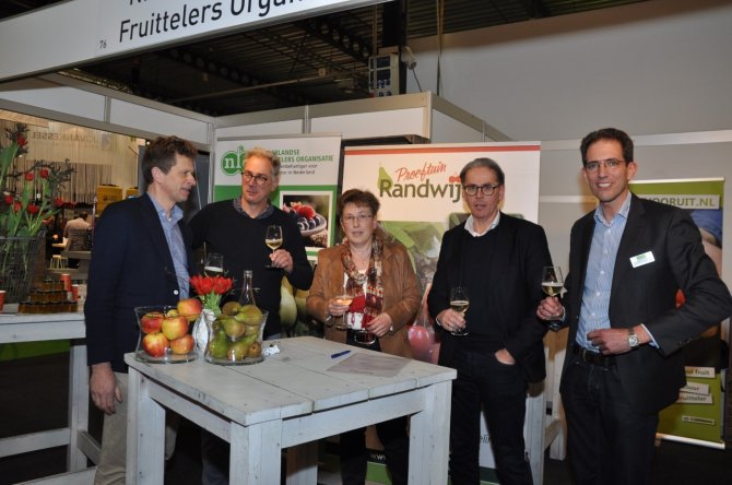 De partners heffen een glas op nog minimaal 3 jaar partnerschap. V.l.n.r.:  Siep Koning INFO), Jan Peeters (Fruitconsult), Marianne Groot (WUR Randwijk), Martin Grift en Aryan van Toorn (CAF). 