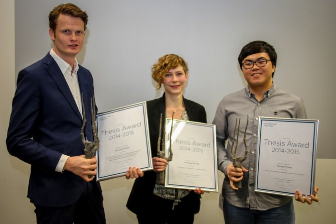 Foto: drie van de vier prijswinnaars: Bas  Groeneveld, Annelieke Wentzel en Shengle Huang. Michiel Karrenbelt zat in het buitenland