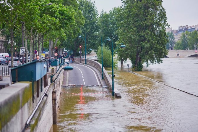 Steeds heviger regenbuien leiden tot overstromingen in steden.