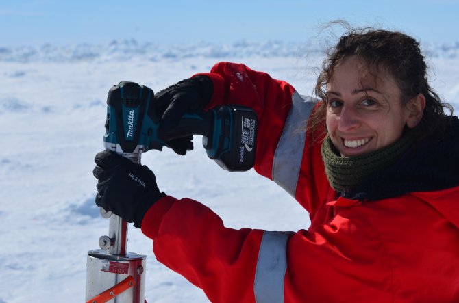 Giulia Castellani, bezig met het boren van een ijskern tijdens de Antarctische expeditie PS117 van vorig jaar (Foto: Susanne Kühn)