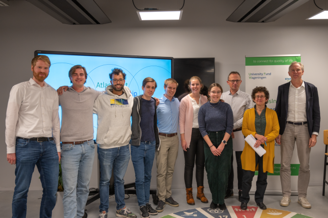 Finalisten van de Start-Up Award 2023: teams van MoVax, Spatialise en Sixth Sense samen met de drie juryleden. Foto: Ben Excell.