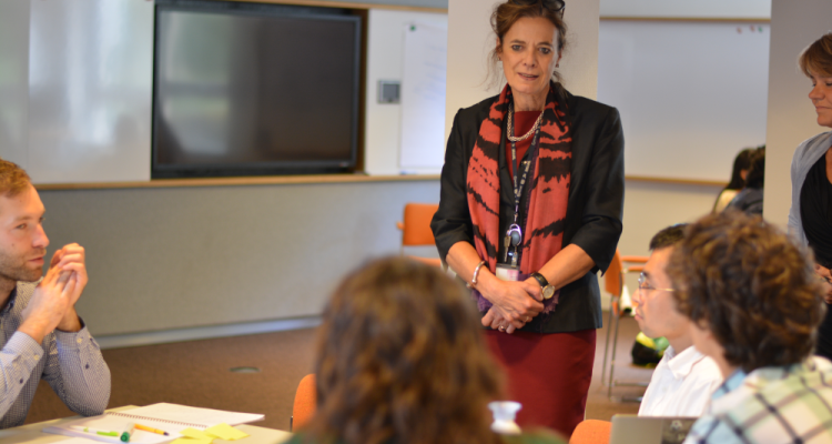 Louise O. Fresco talking with students in a classroom