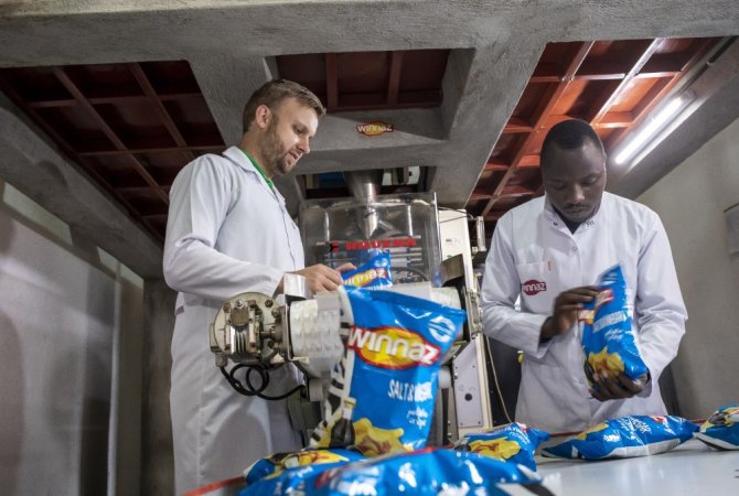 Thijs Boer met een medewerker in zijn chipsfabriek net buiten Musanze in Rwanda.