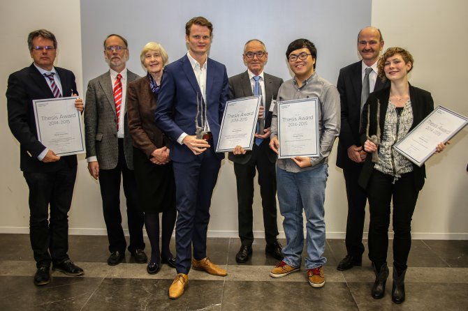 V.l.n.r.: prof. Peter Schaap (ontving de prijs namens Michiel Karrenbelt), juryvoorzitter prof. dr. Martien Cohen Stuart, prof. dr. Leontine Visser, Bas Groeneveld, prof. dr. Herman Eijsackers, Shengle Huang, prof. dr. ir. Pierre de Wit, Annelieke Wentzel (overall winnaar)