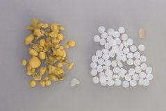 Witte industriële plastic pellets uit de MSC Zoe en gelijktijdig aanspoelende paraffine. 