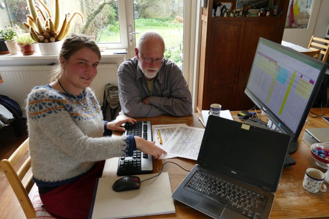 Oprichter van het stormvogelwerk Jan van Franeker helpt opvolgster Susanne Kühn met data-invoer.