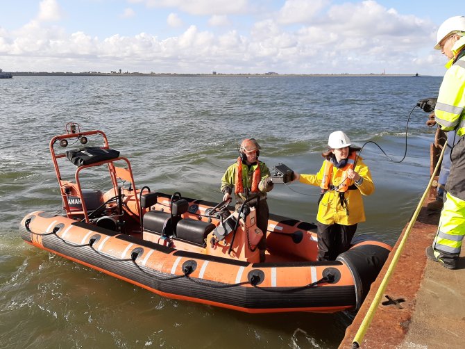 Recovery operation in the Marsdiep. Setting out for triggering the acoustic releases.