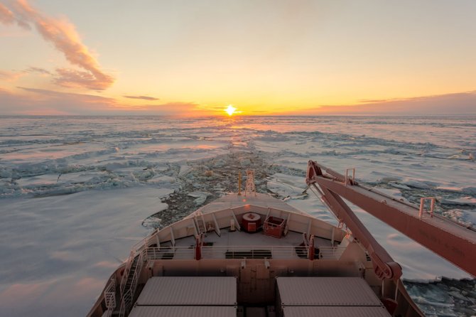 Onderzoeksschip Polarstern in het Arctische zee-ijs (Foto: Stefan Hendricks)