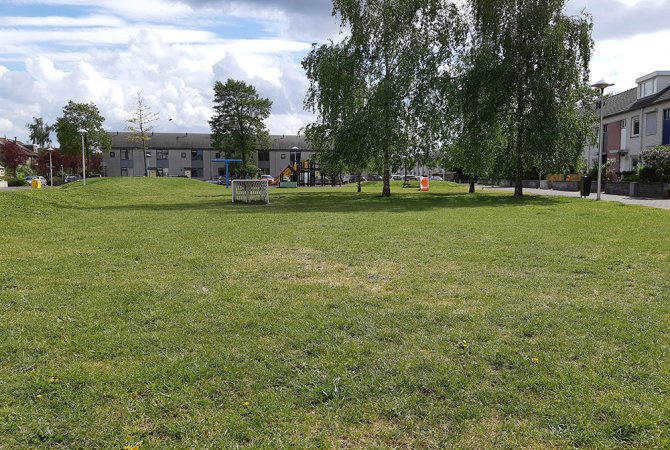 Een speelveldje met gras geeft een beter verkoelend effect dan een betegeld schoolplein