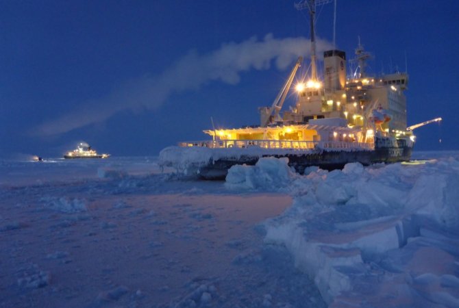 De Russische ijsbreker Kaptain Dranitsyn nam de mensen mee voor de derde etappe van de MOSAiC-expeditie naar de Polarstern, die al sinds september in de Noordelijke IJszee dreef (foto: Eric Brossier).