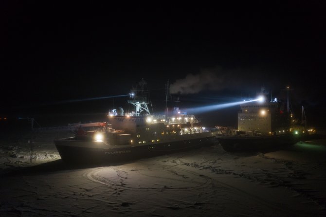 De ijsbreker Captain Dranitsyn komt bij Polarstern aan om mensen uit te wisselen  (Foto: Alfred Wegener Institute/Esther Horvath).