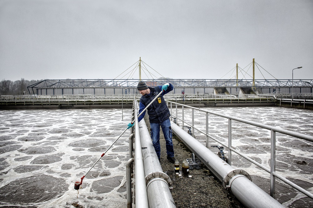 PHOTO ANP / DOLPH CANTRIJN | Samples of waste water at the sewage treatment plant in Tilburg are examined for the amount of phosphate, nitrate, ammonium and dry matter