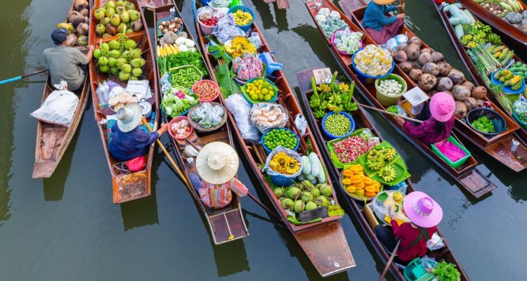 Drijvende voedselmarkt op boten in Thailand