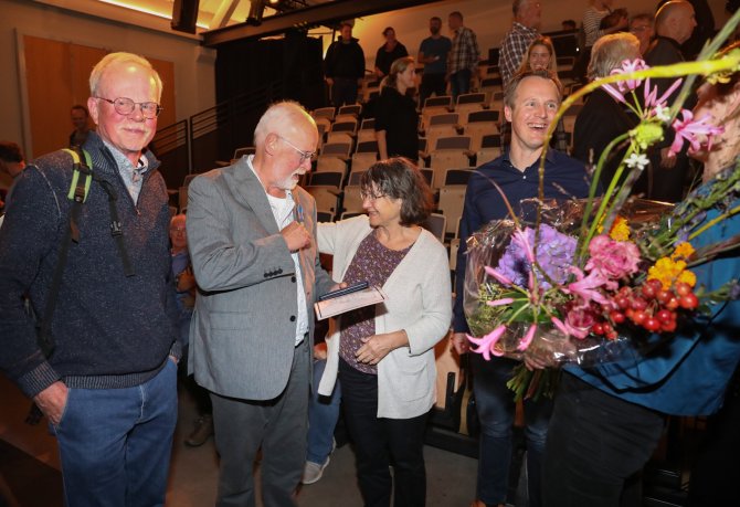 Na de uitreiking ontvangt Van Franeker felicitaties van zijn aanwezige familie. Op de foto zijn broer Pieter van Franeker, zijn vrouw Yvonne Hermes, en zijn zoon Hans van Franeker en schoondochter Suzanne Lecluijze (Foto: Ingmar de Boer)