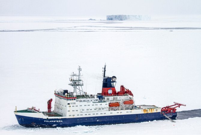 Het onderzoek werd uitgevoerd tijdens de wintermaanden aan boord van ijsbreker Polarstern (© Jan Andries van Franeker).