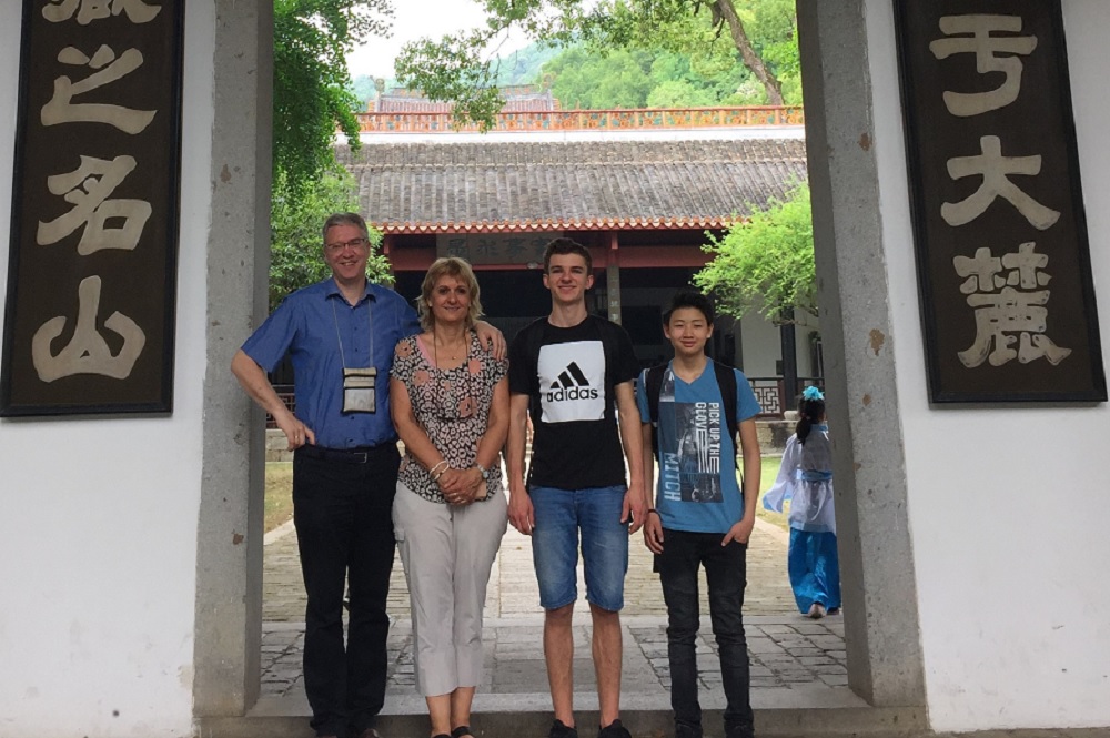 Het gezin van Han Zuilhof op reis in Hunan, China. Foto: Han Zuilhof