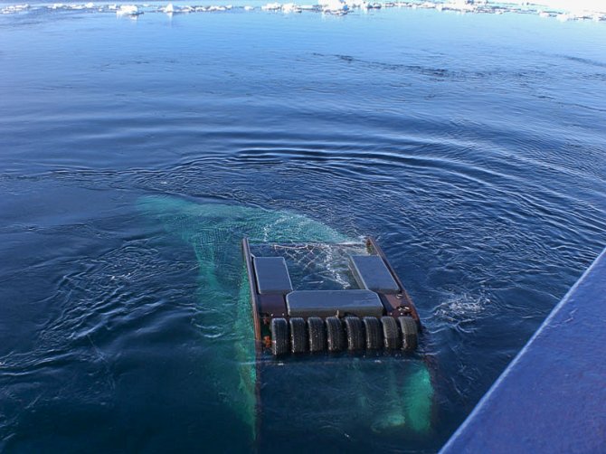 Foto 1: SUIT te water in de Arctische oceaan. Het is klaar om door Polarstern onder het ijs te worden getrokken (Fokje Schaafsma).