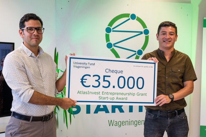 Team members dr. Carlos Cabrera and Juan Cajiao, MBA and Industrial Eng. of Greencovery with their check. Photo: Guy Ackermans